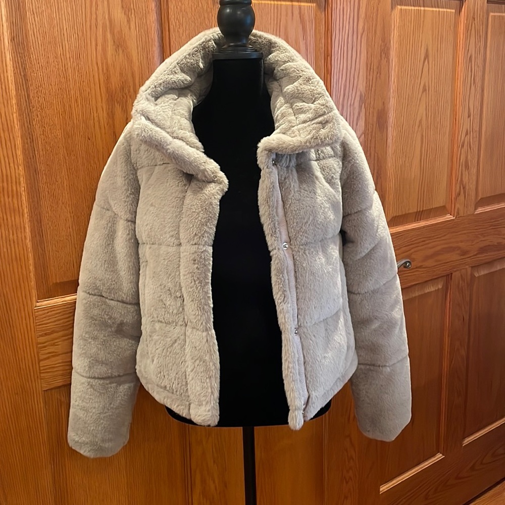 Abercrombie fuzzy mini puffer light gray taupe